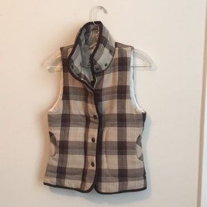 BB Dakota vest with detachable fur-lined hood